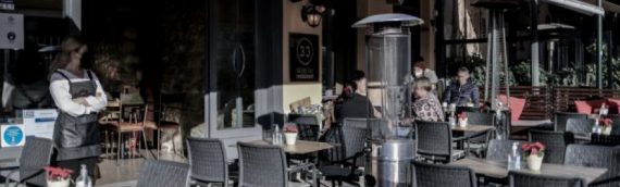 «Χαλαρώνουν» τα μέτρα στην εστίαση